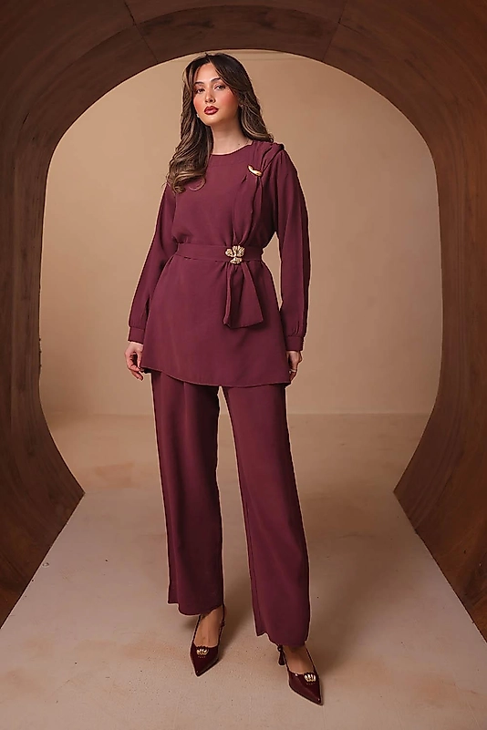 Broş Detaylı Diagonal Pantolonlu Takım