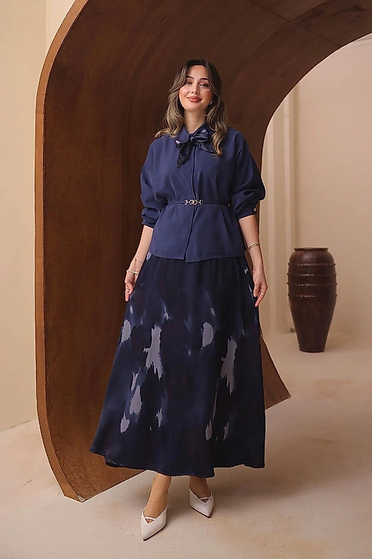 Modern Tesettür Etekli Takım – Lacivert Modal Fiyonk Yaka Detaylı Tesettür Kombini