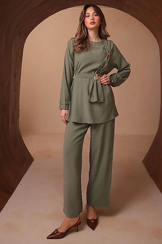 Broş Detaylı Diagonal Pantolonlu Takım