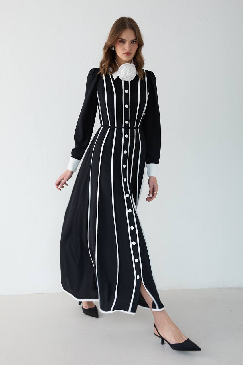 Biyeli Broş Detaylı Krep Elbise – Siyah