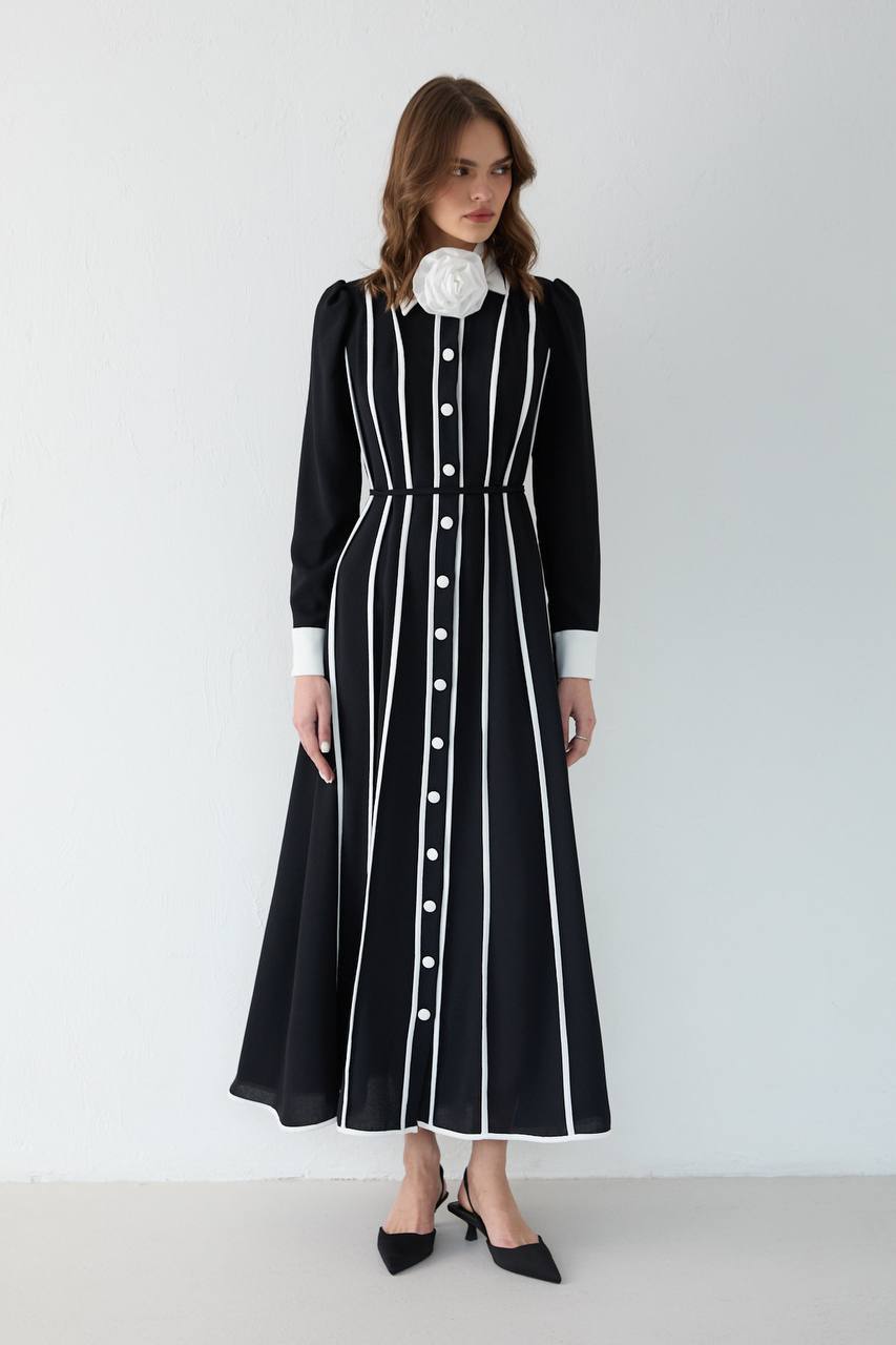 Biyeli Broş Detaylı Krep Elbise – Siyah